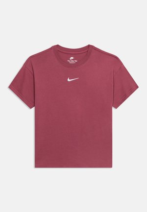 Απλό μπορντό κοντομάνικο μπλουζάκι Nike με στρογγυλή λαιμόκοψη και μικρό λευκό λογότυπο Nike swoosh στο κέντρο του στήθους.