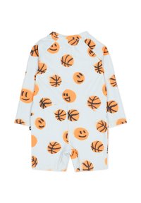 Maillot de bain à manches courtes, bleu clair, avec des visages souriants orange et des motifs de basketball. Matière douce, coupe athlétique, shorts de longueur genoux.