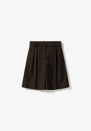 Sorte skræddersyede shorts med høj talje, bæltestropper, for-poser og sidelommer på hvid baggrund.