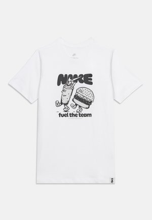 T-shirt blanc avec un dessin animé noir d'une boisson et d'un burger en train de marcher, texte "NIKE" au-dessus et texte "fuel the team" sous l'illustration.