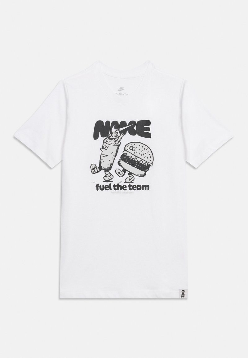 Λευκό T-shirt με μαύρο σκίτσο ενός ποτού και μπεργκερ που περπατούν, κείμενο "NIKE" πάνω και κείμενο "fuel the team" κάτω από την εικόνα.