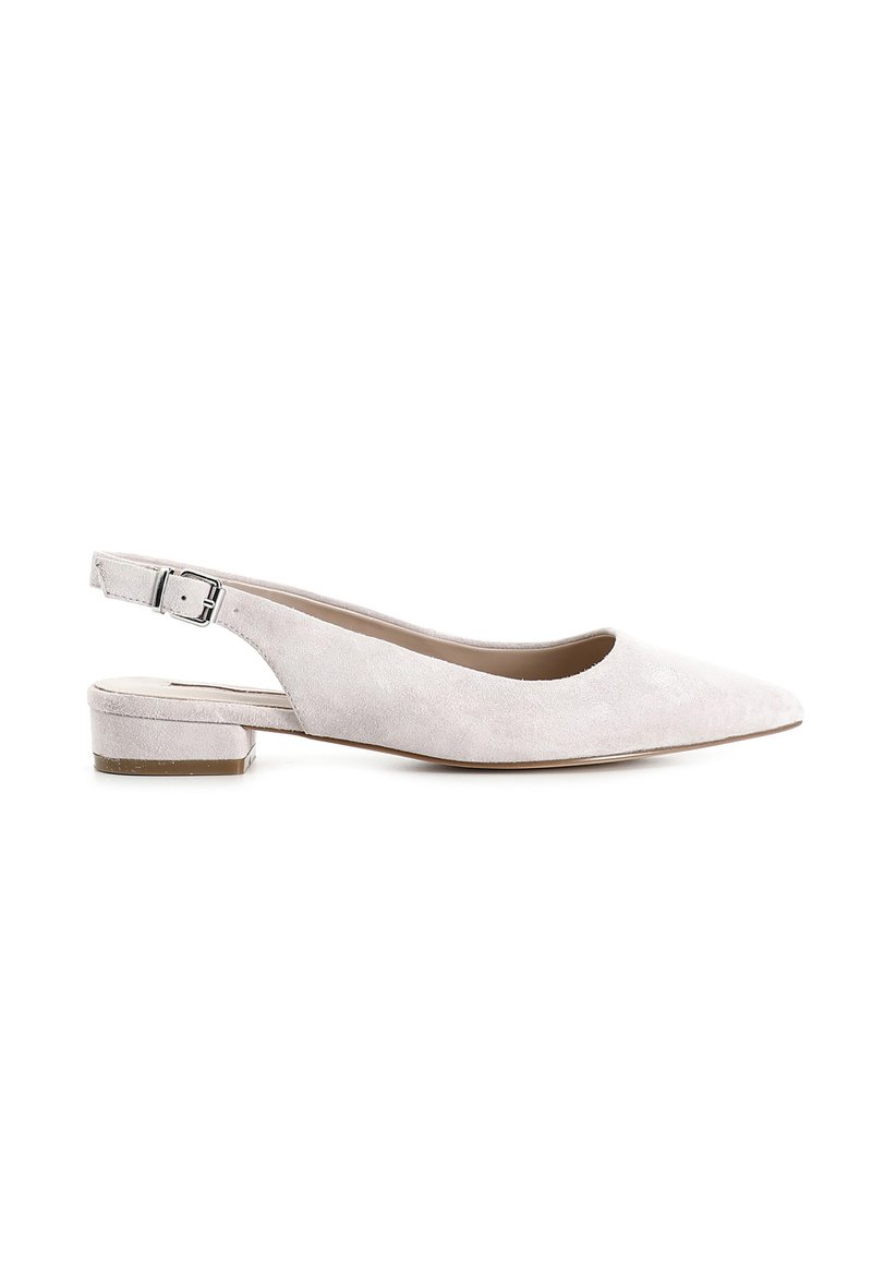 Pump slingback in suede grigio chiaro, con punta affusolata, tacco basso a blocco e cinturino alla caviglia regolabile. Texture liscia e design minimalista.
