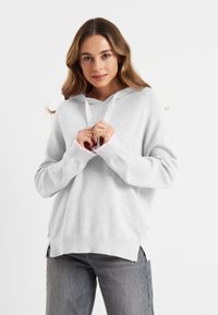 Lichtgrijze hoodie gemaakt van zacht materiaal met een witte trekkoord, met roze accenten bij de manchetten en zijslitsen aan de onderkant.