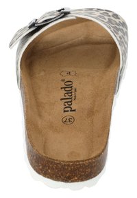 Slide-sandaal met bovenwerk van luipaardprint, kurkachtige voetbed, zwarte gespsluiting en witte rubberen zool. Interieur met een zachte tan suede textuur.