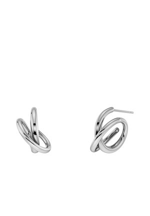 Par de pendientes de metal plateado brillante con un diseño de lazo entrelazado y cierres de poste en un fondo blanco.