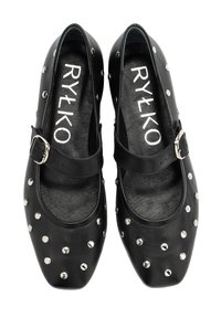 Zapatos Mary Jane de cuero negro con punta cuadrada, correa ajustable y acentos de tachuelas plateadas en la parte superior. Logotipo en el interior.