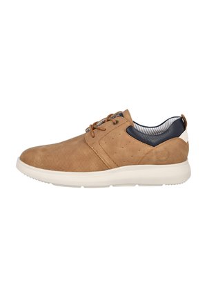 Zapatilla deportiva casual color beige con cordones, textura perforada, collarín acolchado negro en el talón, suela blanca y forro interior a rayas, vista de lado.