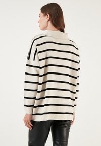 LELA Pulover - light stone/black