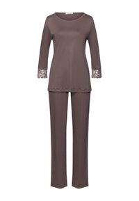 Conjunto de salón marrón que incluye una blusa de manga larga con detalles de encaje en las mangas y pantalones rectos a juego, todo fabricado con una tela suave y suave.