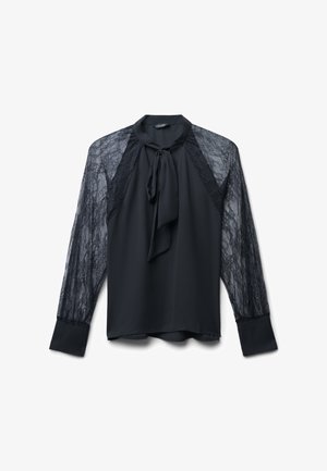 Schwarze Bluse mit langen Spitzenärmel, einem Bindekragen und einem glatten Körper. Verfügt über eine leicht lockere Passform und einen abgerundeten Saum für optimalen Bewegungsfreiheit.