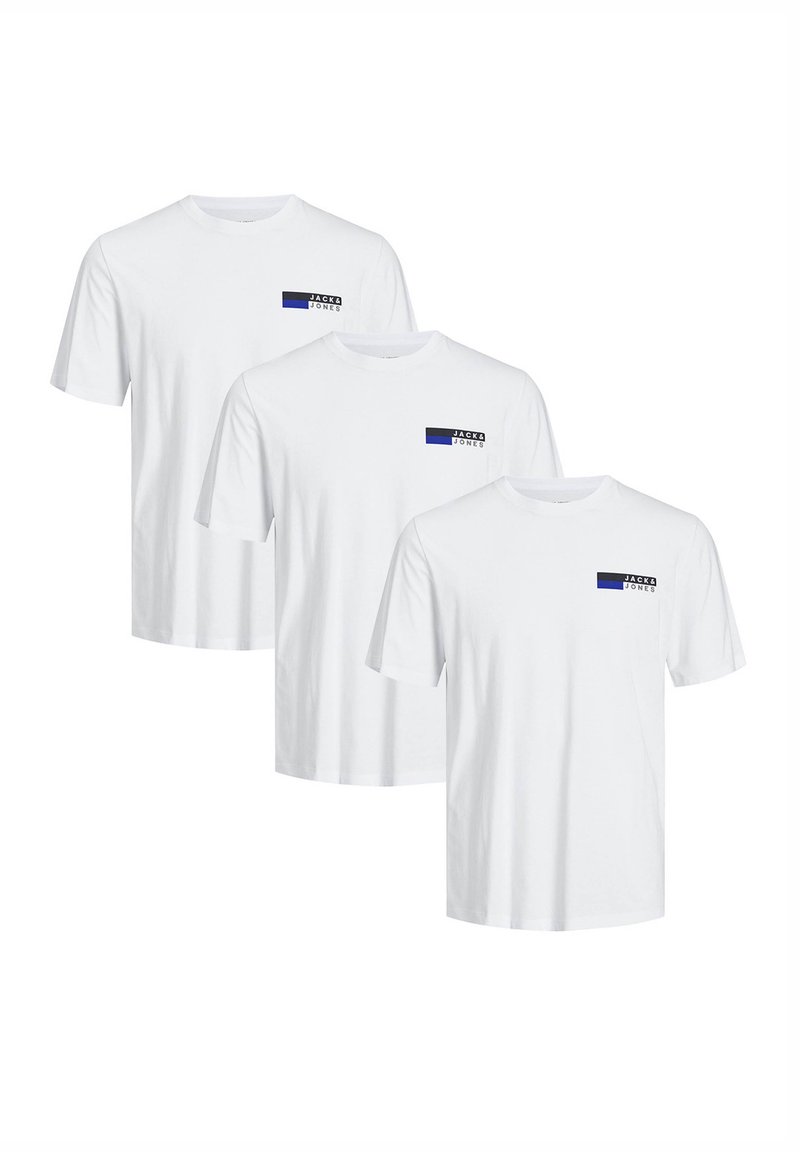 Drei weiße Baumwoll-T-Shirts mit einem schwarzen und blauen Logo auf der linken Brustseite. Kurze Ärmel und Rundhalsausschnitt.