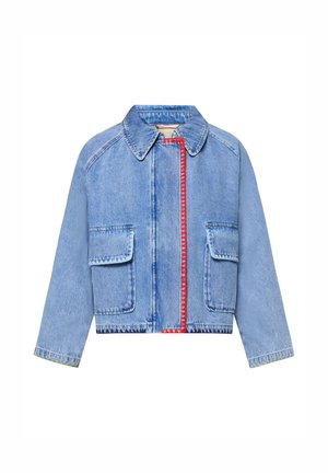 Veste en denim bleu clair avec de grandes poches avant, col pointu et détail de fermeture éclair rouge cousue à l'avant.