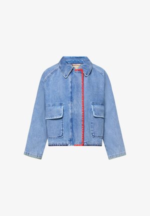 Veste en denim bleu clair avec de grandes poches avant, col pointu et détail de fermeture éclair rouge cousue à l'avant.