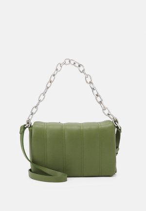 Sac d'épaule rectangulaire vert avec des coutures verticales, équipé d'une poignée en chaîne argentée épaisse et d'une longue bandoulière réglable.