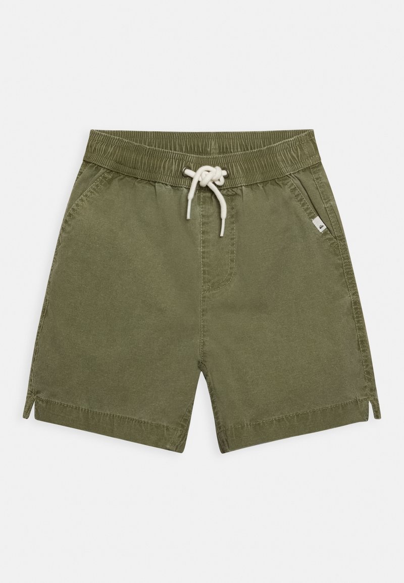 Shorts en mélange de coton de couleur vert olive avec une taille élastique, un cordon de serrage, des poches latérales et une petite étiquette logo sur la couture latérale.