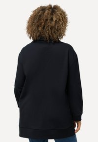 Ulla Popken 3D-PRÄGUNG OVERSIZED STEHKRAGEN LANGARM - Felpa