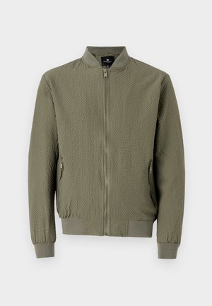 Ένα ελαιόχρωμο bomber jacket με υφή, ριγέ μανσέτες και γιακά, και κλείσιμο με φερμουάρ μπροστά. Διαθέτει δύο πλαϊνές τσέπες.