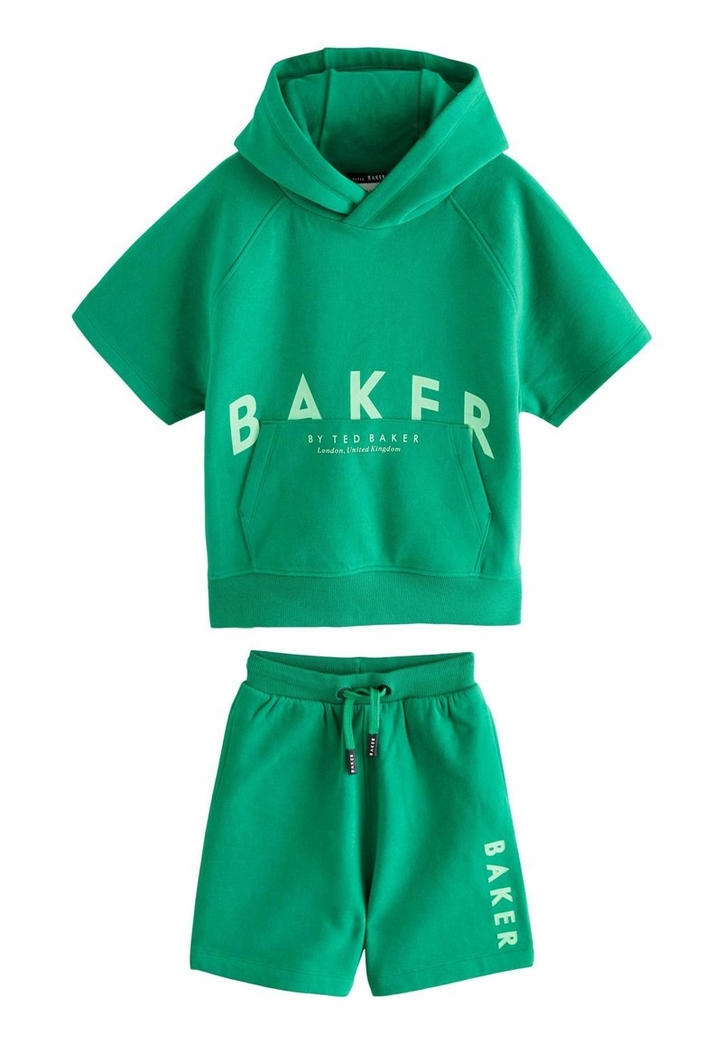 Vihreät puuvillasekoitteiset shortsit ja lyhythihainen huppari sisältävät etupuolen kengurutaskun, nauhavyön ja "BAKER"-logot.