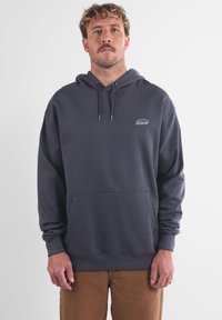 Sweat à capuche gris foncé en tissu doux, avec une poche avant, un cordon de serrage ajustable et le logo Oxbow sur la poitrine gauche.