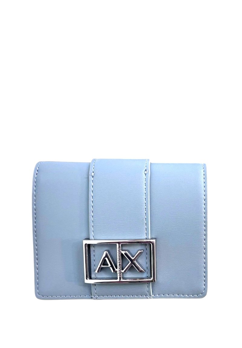 Portafoglio sintetico blu chiaro con tracolla e un accento logo rettangolare argentato che legge "AX" sulla parte anteriore. Texture liscia, design compatto.