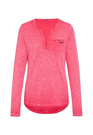 Langärmliges, pinkes Shirt aus weichem Stoff. Mit einem V-Ausschnitt, drei Knöpfen vorne und einer kleinen Tasche mit Textschriftzug.