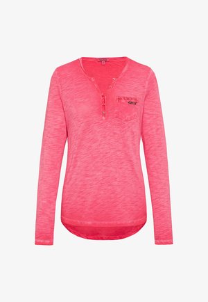 Langärmliges, pinkes Shirt aus weichem Stoff. Mit einem V-Ausschnitt, drei Knöpfen vorne und einer kleinen Tasche mit Textschriftzug.