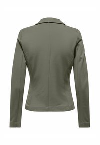 Καλλωπισμένο γυναικείο σακάκι σε ελιά χρώμα με μακριά μανίκια, δομημένες ραφές στην πλάτη και κλασικό γιακά, εμφανίζεται από πίσω σε λευκό φόντο.