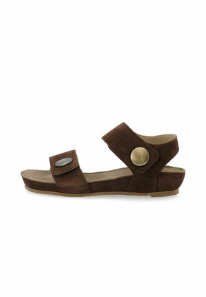 Brune ruskind open-toe sandal med to justerbare remme og runde metalknapdetaljer på en flad gummisål.