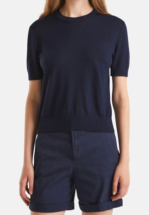 Marineblauwe trui met korte mouwen, een ronde halslijn en een geribde zoom, gemaakt van een gladde stof. Heeft een aansluitend model met minimale details.