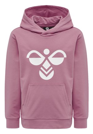 Różowa bluza z miękkiego materiału, z przednią kieszenią, kapturem ze sznurkiem i dużą białą grafiką przedstawiającą symetryczny wzór na klatce piersiowej.