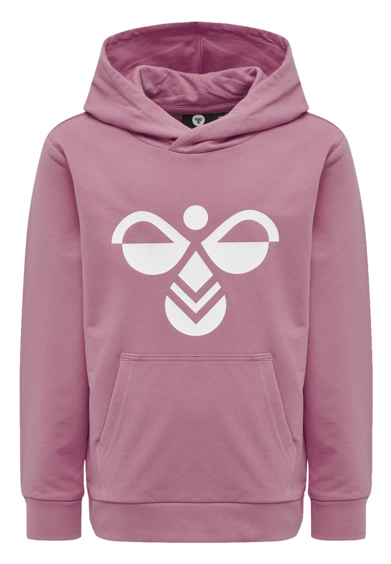 Roze hoodie van zacht materiaal met een voorzak, een capuchon met trekkoord en een grote witte afbeelding met een symmetrisch ontwerp op de borst.