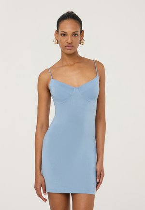 Abito mini aderente azzurro chiaro con sottili spalline, scollatura a V e texture liscia. Presenta dettagli delle cuciture sotto il seno.
