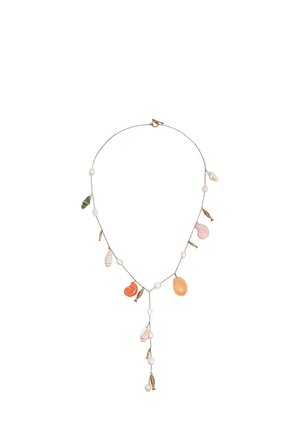 Collar delicado de cadena de oro con conchas marinas colgantes, perlas blancas, pequeños amuletos de peces dorados y un colgante de borla sobre un fondo blanco.