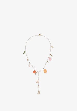 Collar delicado de cadena de oro con conchas marinas colgantes, perlas blancas, pequeños amuletos de peces dorados y un colgante de borla sobre un fondo blanco.