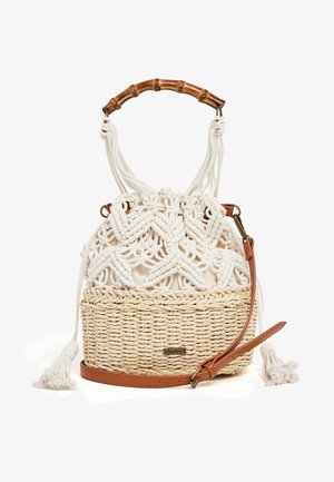 Ręcznie pleciona beżowa słomiana torba typu bucket z białym górnym elementem z makramy, bambusowym uchwytem oraz odpinanym brązowym skórzanym paskiem na ramię.