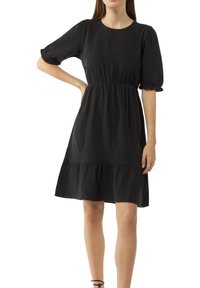 Schwarzes kurzärmliges Kleid aus strukturiertem Stoff, mit einem runden Ausschnitt, elastischem Bund und einem geschichteten Volant-Saum.