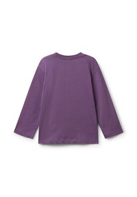 Maglietta a maniche lunghe viola con colletto giro, stesa piatta, visibile il retro, design semplice, texture del tessuto liscia su sfondo bianco.
