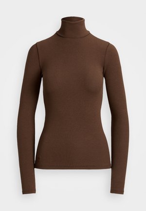 Pull à col roulé brun côtelé à manches longues avec une silhouette ajustée, présenté sur un fond blanc.