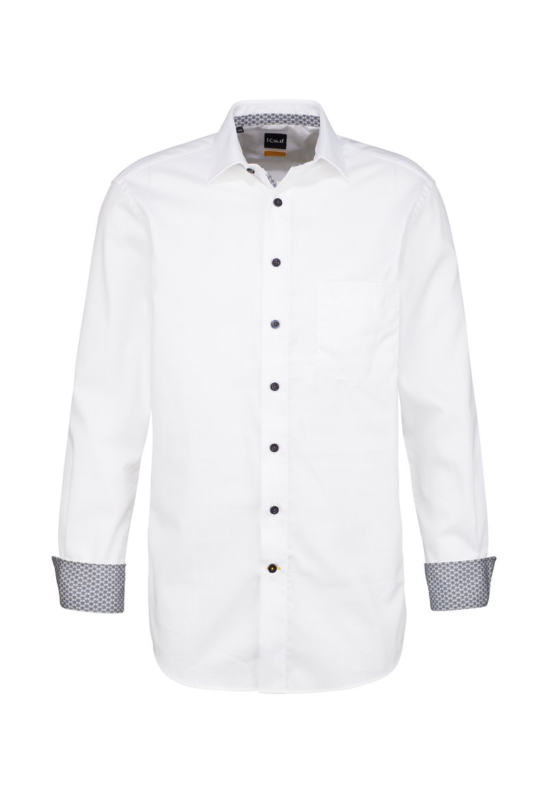 Camicia bianca con maniche lunghe, polsini a motivo a contrasto e taschino sul petto. Bottoni neri accentuano la patta anteriore.