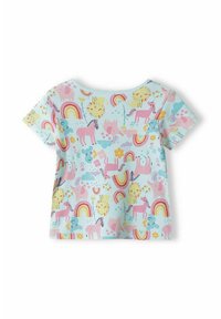 Krátký rukáv, světle modrá bavlněná košile s hravým vzorem jednorožců, slonů, květin a duhových motivů v různých barvách.