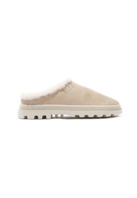 Beige mockasinskor i mocka med en fluffig vit foder, strukturerad gummisula med djupa spår för bra grepp. Ren design med minimal varumärkesprofil.