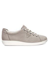 Grå lærersneakers med hvit gummisåle, med rund tå, snøring og en trekantet logo på siden. Myk tekstur.