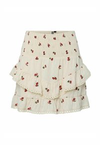 Jupe blanche à volants avec une taille smockée et des motifs de cerises rouges. Le tissu présente un design texturé à pois et des accents de dentelle.