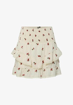 Gonna bianca a volant con vita arricciata e motivi di ciliegie rosse. Il tessuto presenta un design texturizzato a pois e dettagli in pizzo.