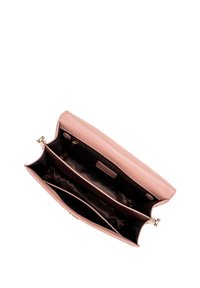 Borsa a pochette in pelle rosa con una texture liscia, dotata di chiusura con zip e due scomparti interni. Accenti in hardware dorato.