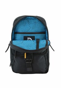 Zaino nero con apertura con cerniera, dotato di un interno blu con un motivo topografico. Include una tasca frontale e accessori in argento.