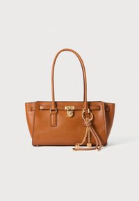 Mala de mão em couro castanho com duas pegas, ferragens douradas, detalhe de fechadura e um acessório de porte-chaves. Superfície texturizada e formato retangular.