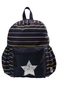 Mochila a rayas con forma redondeada, en tela de color azul marino oscuro con líneas coloridas. Presenta un bolsillo frontal con un acento de estrella plateada.