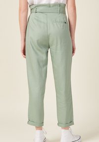BONOBO Jeans KAROTTEN MIT GÜRTEL - Broek - vert olive