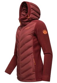 Bordo izoliacija striukė su fliso kapuce, chevrono siuvinėta priekinė dalis, oranžinės užtrauktukų detalės ir apvalus logotipo atvartas ant kairiojo rankovės.